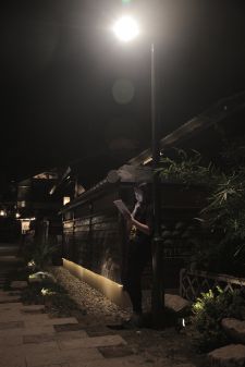 顏美人勤，燈下夜讀