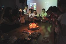 手機(jī)已經(jīng)取代了生日歌~
