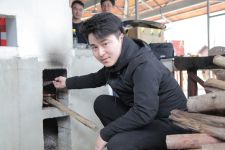白白嫩嫩的小伙兒，居然是添柴的一把好手！