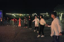 終于逮到機會手牽手咔咔咔