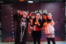 與“鬼”合影