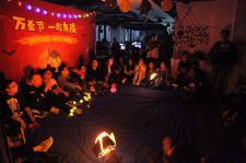 擊鼓傳花第一個被抓，哈哈