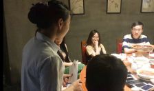 猜猜誰被服務員小姐姐選中結賬？