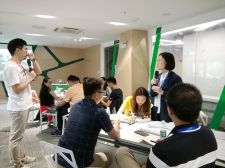 傳影小伙伴在回答提問
