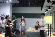 不要怕！小姐姐只是在比劃，不是打架