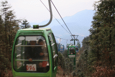 乘纜車上山啦